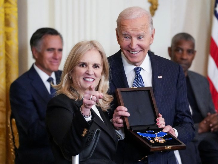 Ẩn ý thâm sâu của ông Biden khi trao Huân chương Tự do cho ông Kennedy - Ảnh 1. Ẩn ý thâm sâu của ông Biden khi trao Huân chương Tự do cho ông Kennedy - Ảnh 1.