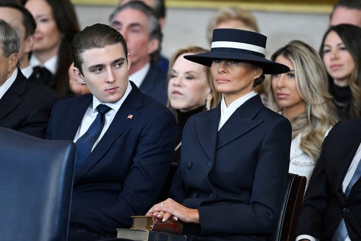 2025-01-20t185907z619757287rc2tdcakyqs4rtrmadp3usa-trump-inauguration-17374450138792055717583 Bà Melania và cậu út Barron gây sốt tại lễ nhậm chức của ông Trump - Ảnh 1.