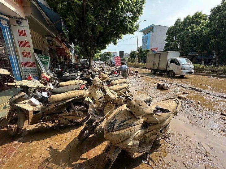 Anh em Hà Nội, Đà Nẵng sửa xe miễn phí giúp bà con Yên Bái sau lũ - Ảnh 1. Anh em Hà Nội, Đà Nẵng sửa xe miễn phí giúp bà con Yên Bái sau lũ - Ảnh 1.