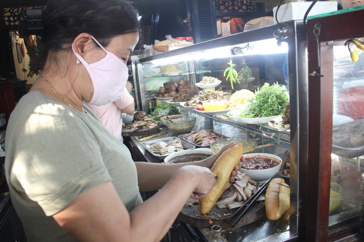 Có tới 91 người ngộ độc khi ăn bánh mì Phượng, 34 người nước ngoài - Ảnh 1. Bánh mì Phượng đã bị đình chỉ hoạt động sau khi để xảy ra ngộ độc - Ảnh: TRƯỜNG TRUNG