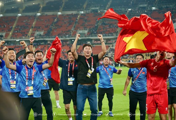 4725112849232171533455324441992975972077032n-17361331456401146193708 Báo Hàn: 'Chiến thắng của Việt Nam càng rạng rỡ hơn vì đối thủ chơi xấu' - Ảnh 1.