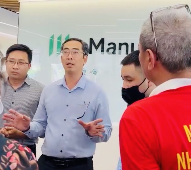 Vụ 'hô biến' tiết kiệm thành bảo hiểm: Manulife hứa sẽ gặp trực tiếp từng khách hàng khiếu nại - Ảnh 1. Đại diện pháp lý của Manulife Việt Nam trao đổi với khách hàng khiếu nại vào ngày 23-10 - Ảnh cắt từ clip