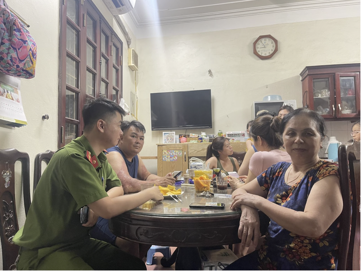 22h đêm công an vẫn đến nhà dân hướng dẫn kích hoạt VNeID - Ảnh 1. 22h đêm công an vẫn đến nhà dân hướng dẫn kích hoạt VNeID - Ảnh 1.