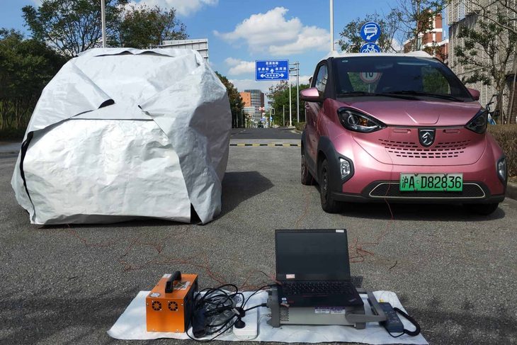 Tạm biệt nỗi lo hết pin: Áo choàng nhiệt giúp xe điện đi được xa hơn - Ảnh 1. Với áo choàng nhiệt, xe điện vừa không lo tụt pin nhanh, lại có thể giữ mát ngay cả khi đậu xe dưới trời nắng nóng - Ảnh: Huaxu Qiao