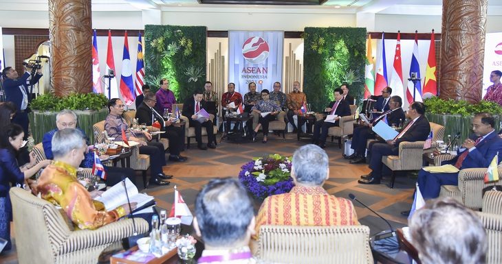 Các ngoại trưởng ASEAN trong phiên họp hẹp ngày 12-7 tại Indonesia - Ảnh: Bộ Ngoại giao Việt Nam Các ngoại trưởng ASEAN trong phiên họp hẹp ngày 12-7 tại Indonesia - Ảnh: Bộ Ngoại giao Việt Nam