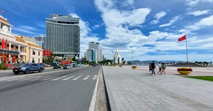 bai-bien-nha-trang-1735703920542804854212 34.000 người ở Khánh Hòa được nhận gộp 2 tháng lương hưu, tiền trợ cấp trước Tết - Ảnh 1.