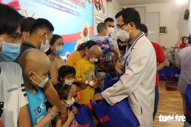1.000 phần quà Tết cho bệnh nhi ung thư- Ảnh 1. BSCKII Nguyễn Đình Văn, trưởng khoa ung bướu huyết học Bệnh viện Nhi đồng 2, trao quà Tết cho bệnh nhi ung thư trong chương trình Ước mơ của Thúy vào tháng 1-2023 - Ảnh: BÌNH MINH