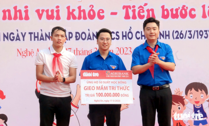 50 suất học bổng Gieo mầm tri thức đến học sinh xứ Nghệ - Ảnh 1. 50 suất học bổng Gieo mầm tri thức đến học sinh xứ Nghệ - Ảnh 1.