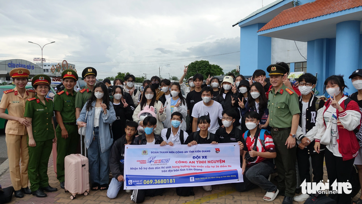 130 thí sinh huyện đảo Kiên Hải vượt biển đi thi tốt nghiệp - Ảnh 1. 130 thí sinh huyện đảo Kiên Hải vượt biển đi thi tốt nghiệp - Ảnh 1.