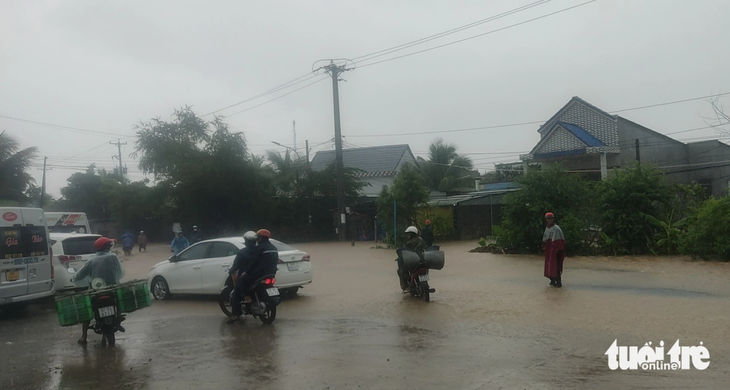 Mưa làm sập nhà, thiệt hại hàng ngàn lúa, hoa màu của nông dân - Ảnh 1. Tuyến đường 948, đoạn xã An Hảo, thị xã Tịnh Biên, An Giang bị ngập nặng vào trưa 30-7 - Ảnh: MINH KHANG