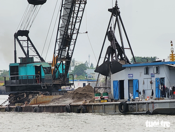 Thu hồi 6 giấy phép khai thác cát đã cấp sai quy định - Ảnh 1. UBND tỉnh An Giang đã ký thu hồi 6 giấy phép khai thác cát đã cấp sai - Ảnh: BỬU ĐẤU
