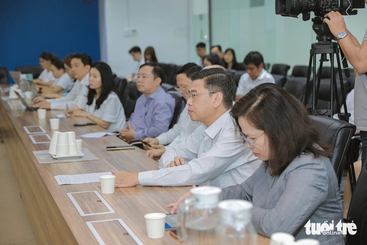 Bách Hóa Xanh cắt được đà lỗ, sẽ mở 100 điểm bán tại TP.HCM trong một năm- Ảnh 1. Phó chủ tịch UBND TP.HCM Nguyễn Văn Dũng và đoàn công tác tại buổi làm việc chiều 5-2 - Ảnh: T.L