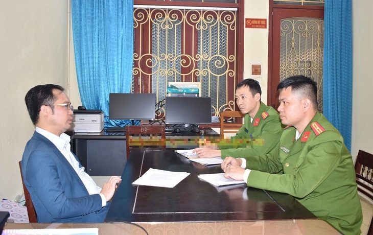 Bắt chủ tịch Tập đoàn vàng bạc đá quý ATV- Ảnh 1. Cơ quan cảnh sát điều tra Công an tỉnh Ninh Bình làm việc với chủ tịch Tập đoàn vàng bạc đá quý ATV - Ảnh: ĐỖ HÙNG