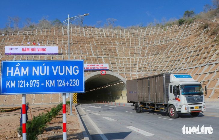 4 ngày nữa cao tốc Cam Lâm - Vĩnh Hảo sẽ thu phí- Ảnh 1. Cao tốc Cam Lâm - Vĩnh Hảo chính thức thông xe từ ngày 26-4 - Ảnh: DUY NGỌC