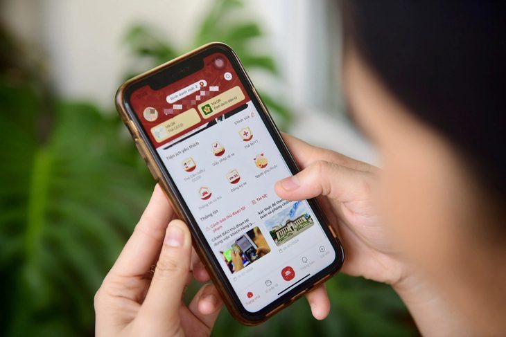 Người dân sử dụng VNeID - Ảnh: QUANG ĐỊNH 7 bước đăng ký xe lần đầu bằng dịch vụ công trực tuyến toàn trình với xe sản xuất trong nước- Ảnh 1.