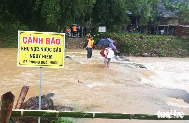 base64-17270674224391422009652 3 người chết vì mưa lũ, Nghệ An di dời hàng trăm hộ dân - Ảnh 1.