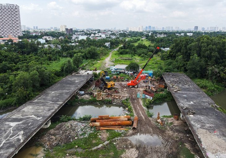 2,7km vành đai 2 TP.HCM: Bốn năm chờ thủ tục điều chỉnh, phát sinh 800 tỉ lãi vay- Ảnh 1. Công trường đoạn 3, vành đai 2 (từ Phạm Văn Đồng đến cầu vượt Gò Dưa, TP Thủ Đức) đình trệ thời gian dài - Ảnh: CHÂU TUẤN