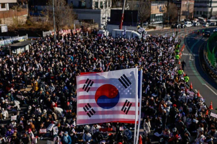 dan-han-quoc-1735990731039108986401 35.000 người xuống đường ở Seoul, cơ quan điều tra kêu gọi hợp tác bắt Tổng thống Yoon Suk Yeol - Ảnh 1.