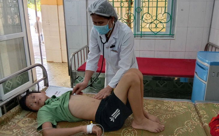 Bác sĩ Trung tâm Y tế huyện Bảo Lạc theo dõi và điều trị cho các em học sinh nghi bị ngộ độc. Ảnh: Sở Y tế tỉnh Cao Bằng Bác sĩ Trung tâm Y tế huyện Bảo Lạc theo dõi và điều trị cho học sinh nghi bị ngộ độc - Ảnh: Sở Y tế tỉnh Cao Bằng