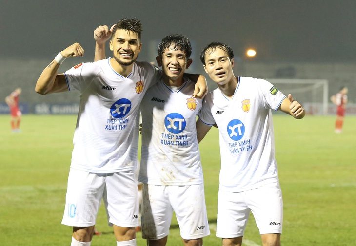 edit-hong-linh-ha-tinh-v-thep-xanh-nam-dinh-v-league-2023-2024-1-1729139579968447414915 Bản quyền truyền hình Giải bóng đá chuyên nghiệp Việt Nam có giá 50 tỉ đồng/năm - Ảnh 1.