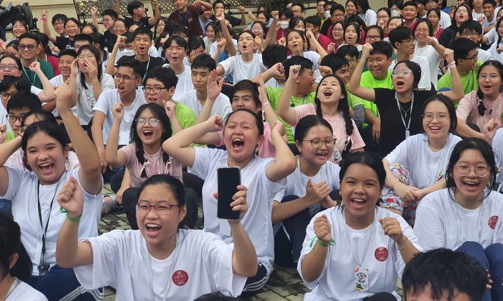 2 trường chuyên tại TP.HCM ngưng tuyển sinh lớp 10 tích hợp, tăng chỉ tiêu lớp 10 chuyên Anh- Ảnh 1. Học sinh lớp 10 Trường THPT chuyên Lê Hồng Phong. Năm nay trường này sẽ ngưng tuyển sinh lớp 10 tích hợp - Ảnh: H.HG.