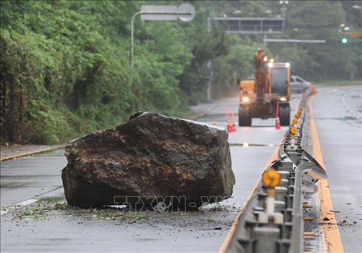 Bão Khanun đổ bộ Hàn Quốc, hàng trăm chuyến bay bị hủy - Ảnh 1. Đá lở do bão Khanun tại Ulsan, cách thủ đô Seoul của Hàn Quốc 299km về phía đông nam, ngày 10-8 - Ảnh: Yonhap/TTXVN