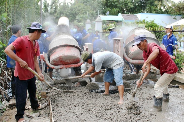 30 năm phong trào tình nguyện của tuổi trẻ TP.HCM - Ảnh 1. Chiến sĩ tình nguyện cùng bà con địa phương đã hợp sức tạo nên nhiều công trình dân sinh ý nghĩa - Ảnh: Q.L.