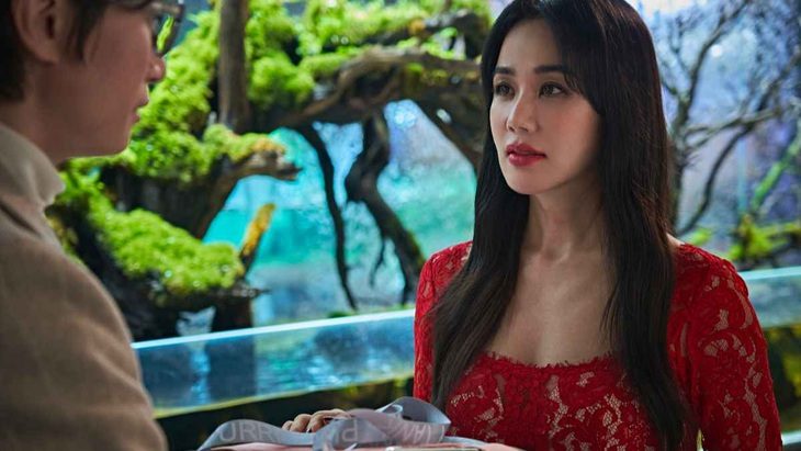 Bác sĩ Cha Uhm Jung Hwa tấu hài trong Mỹ nhân đạo chích - Ảnh 2. Mỹ nhân đạo chích Uhm Jung Hwa hài hước trong phim mới - Ảnh: Soompi