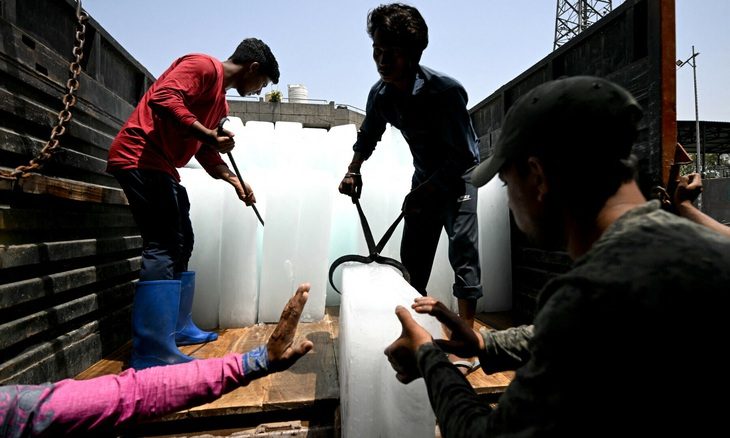 Workers stack ice blocks at a market during a hot summer day in New Delhi on May 30, 2024, amid ongoing heatwave. — AFP Công nhân khuân nước đá tại một khu chợ ở New Delhi, Ấn Độ hôm 30-5, trong bối cảnh nắng nóng đang diễn ra - Ảnh: AFP