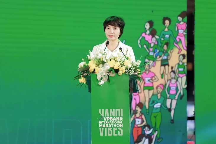 11.000 VĐV dự giải chạy VPBank Hanoi International Marathon 2023 - Ảnh 1. Bà Phạm Thị Nhung - phó tổng giám đốc kiêm giám đốc khối quản lý đối tác và quan hệ đối ngoại VPBank - phát biểu tại lễ khai mạc - Ảnh: VPBank