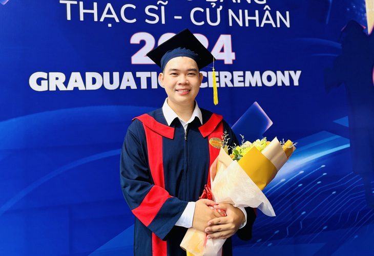 phan-quang-truong-17290538177342030652207 '4 lần nắm tay' đặc biệt của sinh viên tốt nghiệp đại học xuất sắc - Ảnh 1.