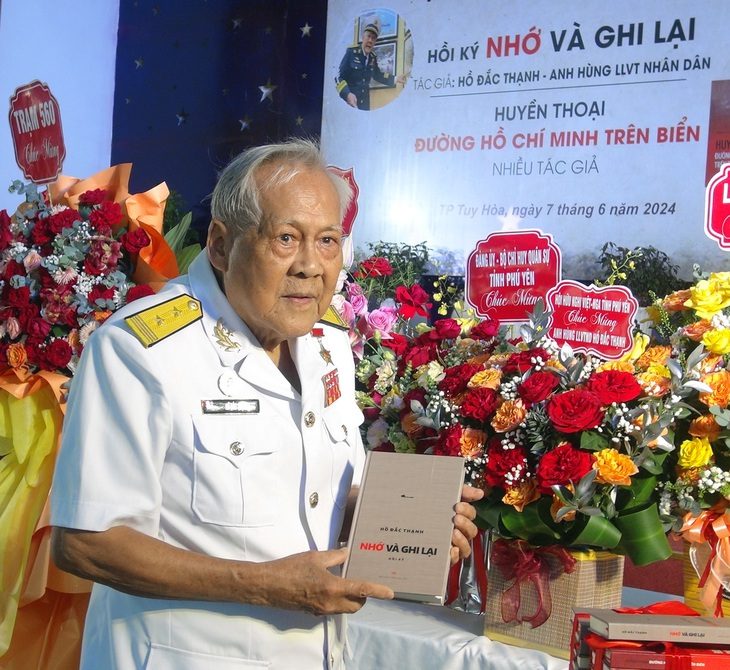 Anh hùng lực lượng vũ trang nhân dân, nguyên thuyền trưởng tàu Không số Hồ Đắc Thạnh trong buổi ra mắt cuốn hồi ký Anh hùng Lực lượng vũ trang nhân dân, nguyên thuyền trưởng tàu Không số Hồ Đắc Thạnh trong buổi ra mắt cuốn hồi ký "Nhớ và ghi lại" với những hồi ức về đường Hồ Chí Minh trên biển năm xưa - Ảnh: VĂN VINH