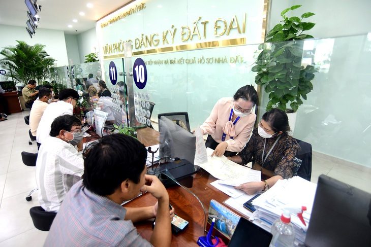 Áp thuế cao với người nhiều nhà, đất: Khó nhưng phải làm- Ảnh 1. Người dân làm thủ tục đất đai tại bộ phận tiếp nhận và trả kết quả hồ sơ lĩnh vực đất đai TP Thủ Đức (TP.HCM) - Ảnh: QUANG ĐỊNH