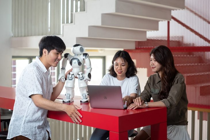 AI có đúng có sai, các trường có nên cấm xài?- Ảnh 1. Khi các hệ thống AI tiên tiến ngày càng trở nên phổ biến, sinh viên sẽ cần học cách sử dụng AI với tư duy phản biện, có đạo đức và phù hợp với mục đích, hoàn cảnh - Ảnh: RMIT