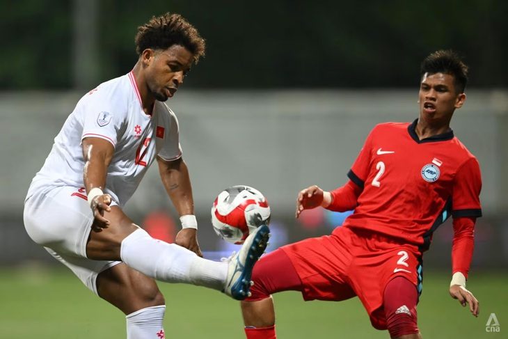 singapore-viet-nam-asean-cup-2024-18-17352295444261281209343 Báo chí Singapore đặt dấu hỏi về sân cỏ nhân tạo khi thua Việt Nam - Ảnh 1.