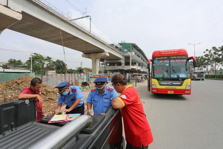 Bạn đọc lên tiếng 'vì sao muốn bãi bỏ thẩm quyền dừng phương tiện của thanh tra giao thông'? - Ảnh 1. Theo đề xuất tại dự Luật Giao thông đường bộ, "thanh tra giao thông không được dừng phương tiện". Trong ảnh: thanh tra giao thông lập biên bản xử phạt xe khách khi dừng xe ngay trạm xe buýt, gần đó có biển báo cấm - Ảnh: CHÂU TUẤN