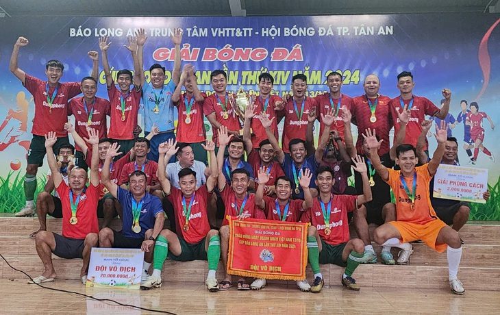 tai-em-vo-dich-17294221847761647675750 Phan Văn Tài Em huấn luyện đội bóng vô địch Cúp báo Long An lần thứ XIV - Ảnh 1.