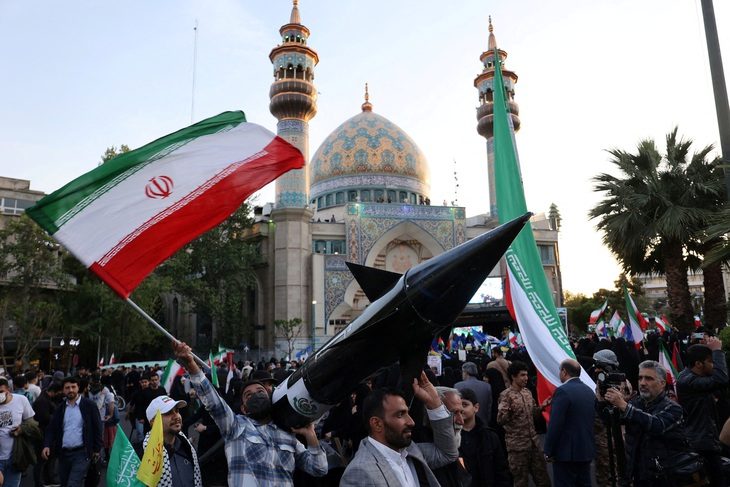 Người Iran làm mô hình tên lửa ở Tehran, vài ngày sau vụ tấn công vào Israel - Ảnh: REUTERS Người Iran làm mô hình tên lửa ở Tehran, vài ngày sau vụ tấn công vào Israel - Ảnh: REUTERS