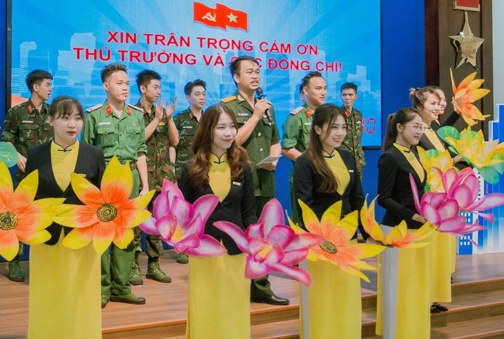 5 thí sinh xuất sắc Hội thi cán bộ tham mưu tốt - dân vận khéo- Ảnh 1. Một trong các phần thi của 10 thí sinh vào chung kết Hội thi cán bộ tham mưu tốt - dân vận khéo 2023 - Ảnh: THÀNH ĐOÀN