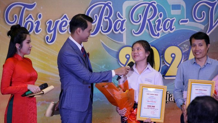 thi-sinh-nho-tuoi-nhat-1732157138556369494999 3 tác phẩm đoạt giải nhất cuộc thi ‘Tôi yêu Bà Rịa - Vũng Tàu’ - Ảnh 1.