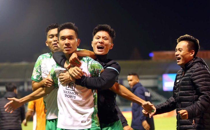 tphcm-an-mung-17371180331621029466859 4 bàn thắng và 13 thẻ vàng trên sân Pleiku - Ảnh 1.