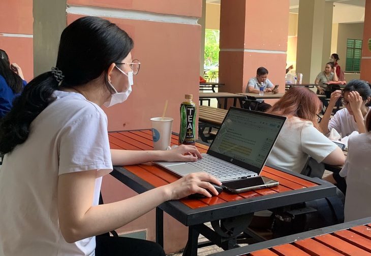 Băn khoăn "chuẩn trường đại học" - Ảnh 1. Nhu cầu sử dụng Internet của sinh viên tại trường đại học rất lớn. Tới đây, nếu tốc độ đường truyền Internet tại trường bị chậm sẽ không đủ tiêu chí đạt chuẩn của trường đại học - Ảnh: T.HUỲNH
