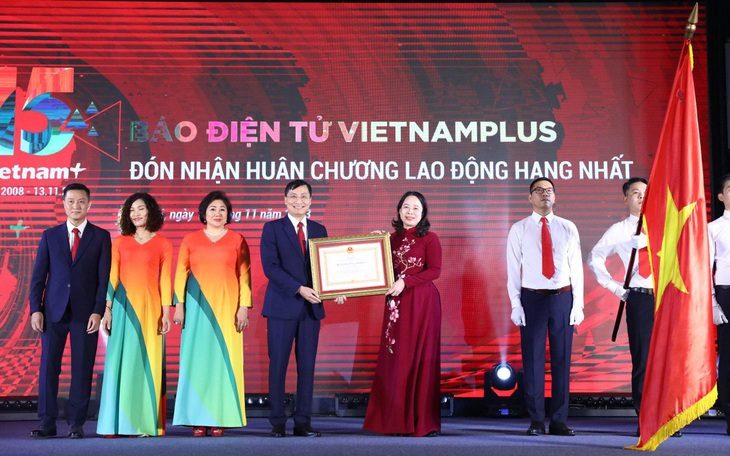 Báo điện tử VietnamPlus ra mắt giao diện mới kết hợp sử dụng AI - Ảnh 1. Phó chủ tịch nước Võ Thị Ánh Xuân trao Huân chương Lao động hạng nhất cho báo VietnamPlus - Ảnh: MINH SƠN