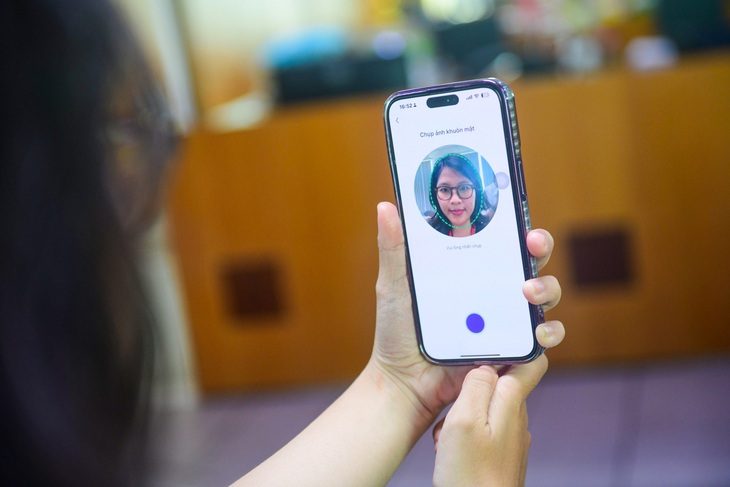 Bạn đọc bày cách xác thực sinh trắc học khi chuyển tiền- Ảnh 1. Khách hàng xác thực khuôn mặt để chuyển tiền trên 10 triệu đồng - Ảnh: QUANG ĐỊNH