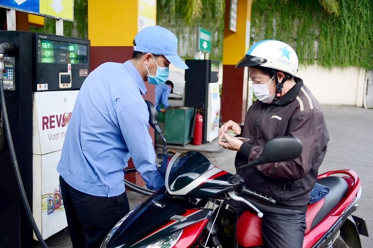 Các doanh nghiệp bán lẻ xăng dầu lại tiếp tục than lỗ do chiết khấu thấp, thậm chí chỉ còn… 0 đồng - Ảnh: NGỌC PHƯỢNG Các doanh nghiệp bán lẻ xăng dầu lại tiếp tục than lỗ do chiết khấu thấp, thậm chí chỉ còn… 0 đồng - Ảnh: NGỌC PHƯỢNG