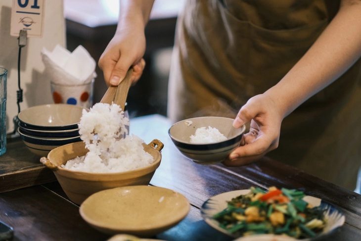 Người béo phì, tiểu đường có nên ăn nhiều cơm? - Ảnh 1. Người béo phì, tiểu đường, ung thư có thể sử dụng cơm mỗi ngày tùy vào liều lượng khuyến cáo - Ảnh: M.THƯƠNG