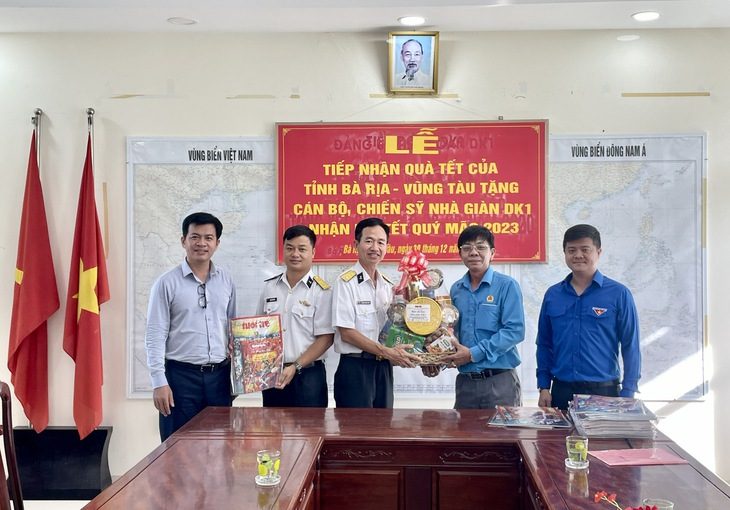 Báo Tuổi Trẻ thăm, chúc Tết Bộ tư lệnh Vùng 2 hải quân - Ảnh 1. Báo Tuổi Trẻ thăm, chúc Tết Bộ tư lệnh Vùng 2 hải quân - Ảnh 1.