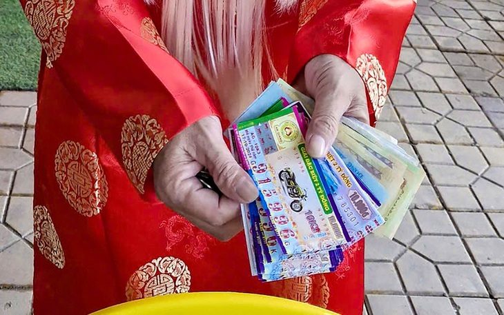 Anh bán vé số 'mùng 7 mới về quê ăn tết' - Ảnh 1. Anh bán vé số 'mùng 7 mới về quê ăn tết' - Ảnh 1.